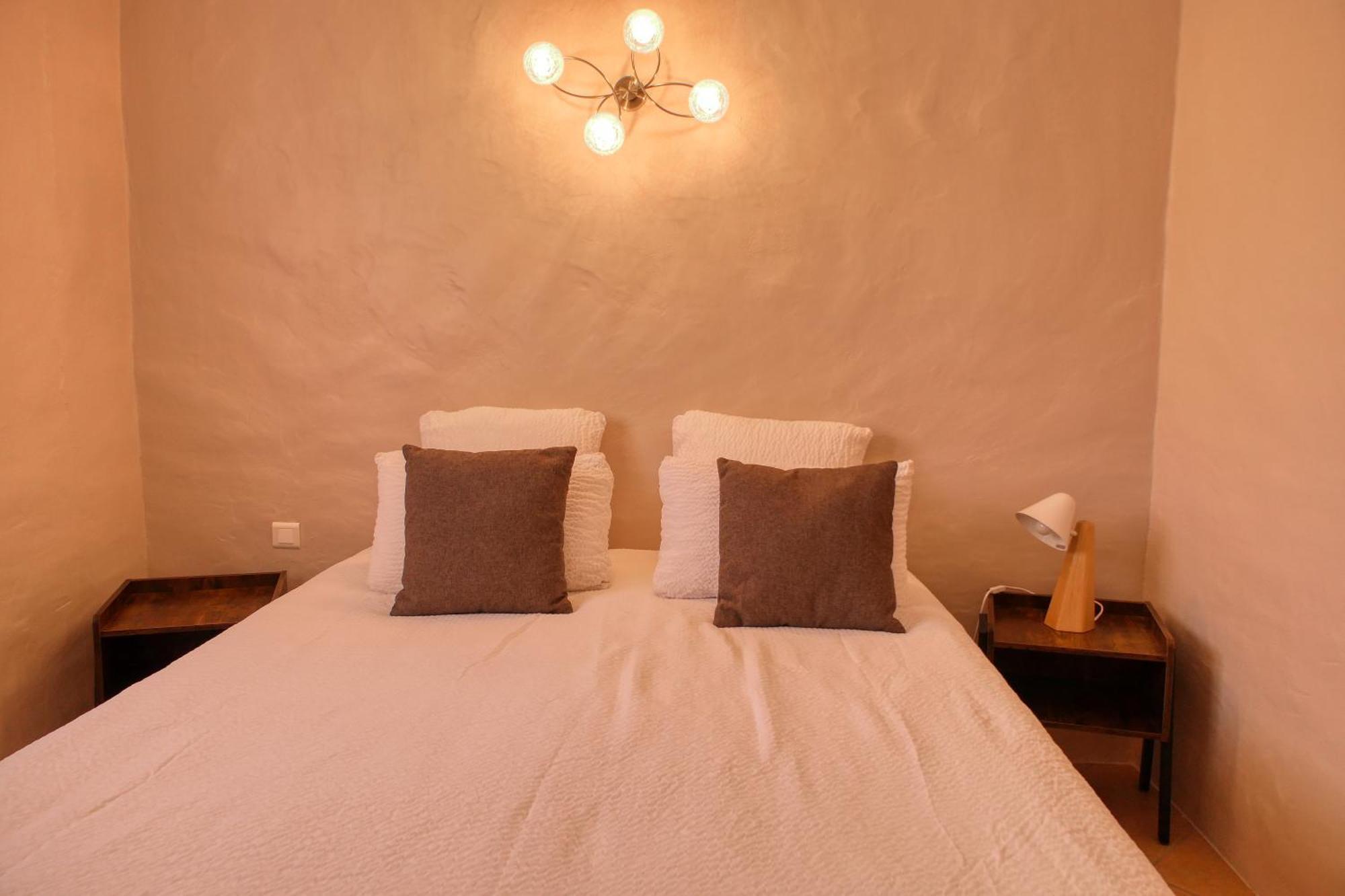 Le Hameau Fleur De Pierres , Chambre , Gite Et Table D'Hotes Murs  Bagian luar foto