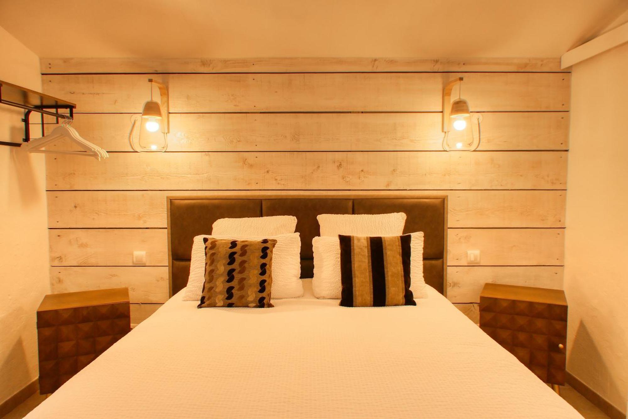 Le Hameau Fleur De Pierres , Chambre , Gite Et Table D'Hotes Murs  Bagian luar foto