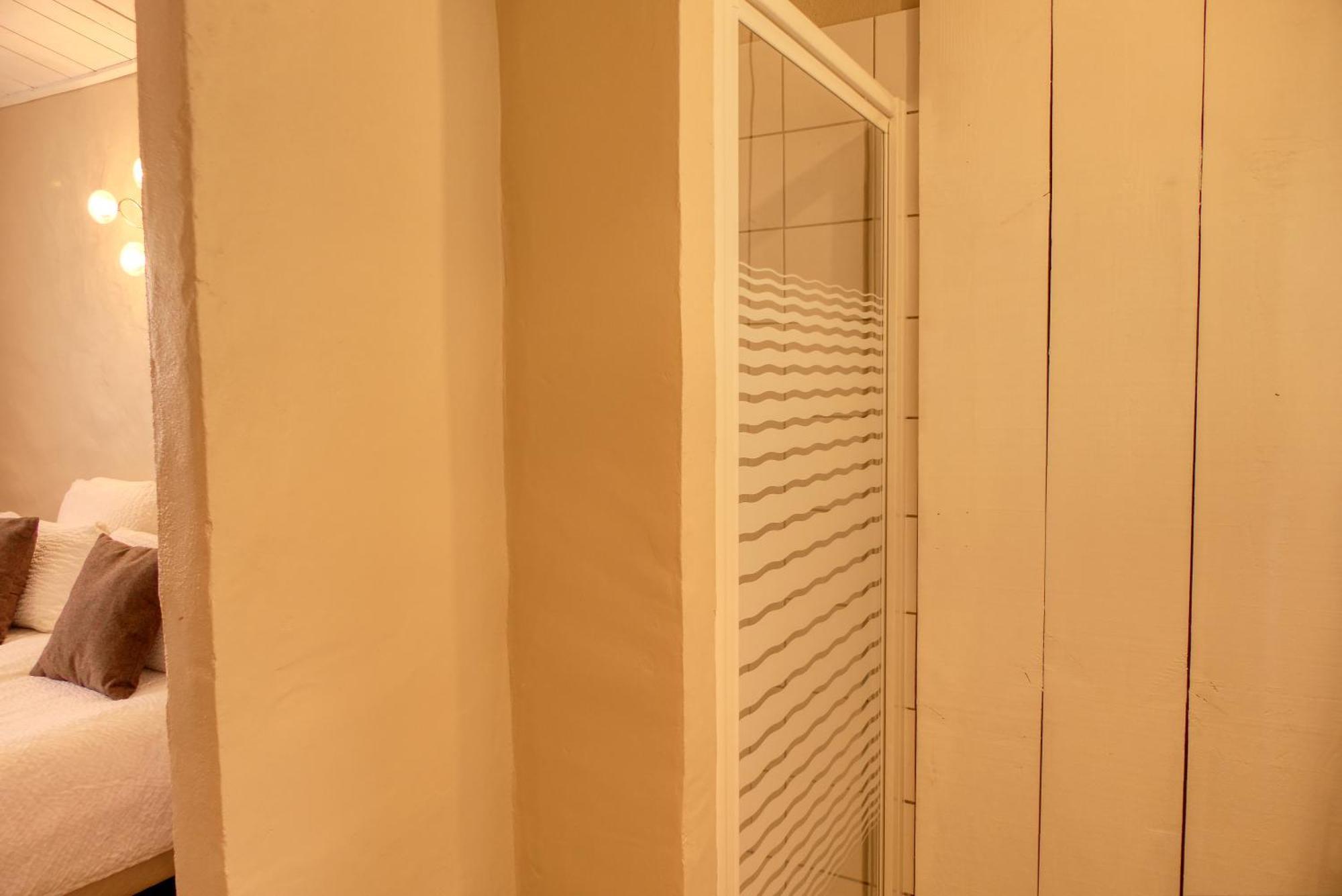 Le Hameau Fleur De Pierres , Chambre , Gite Et Table D'Hotes Murs  Bagian luar foto