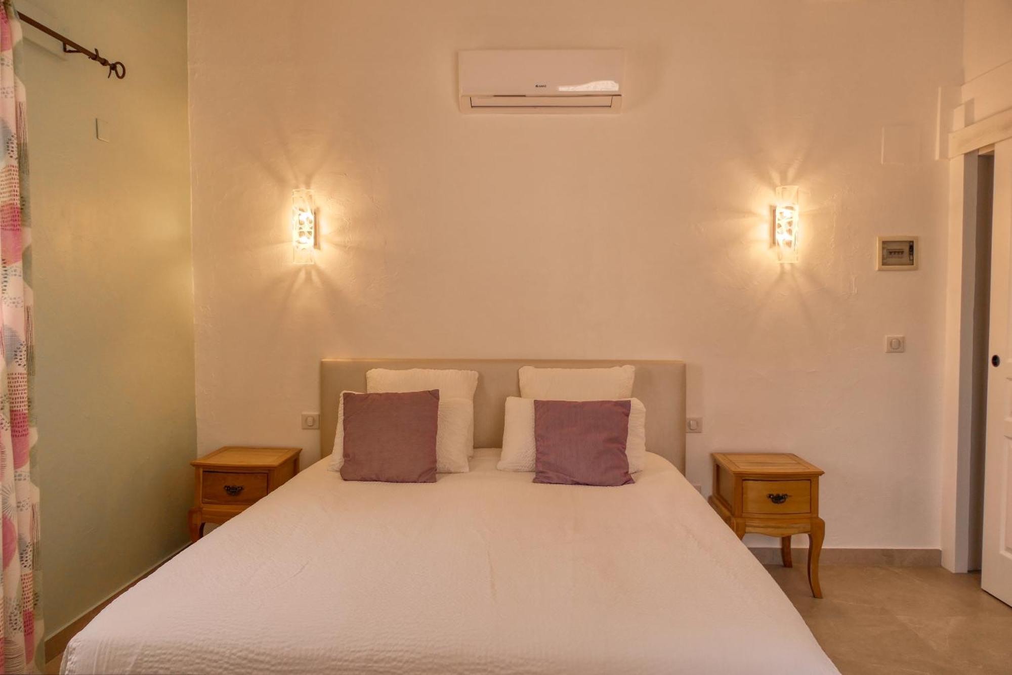 Le Hameau Fleur De Pierres , Chambre , Gite Et Table D'Hotes Murs  Bagian luar foto