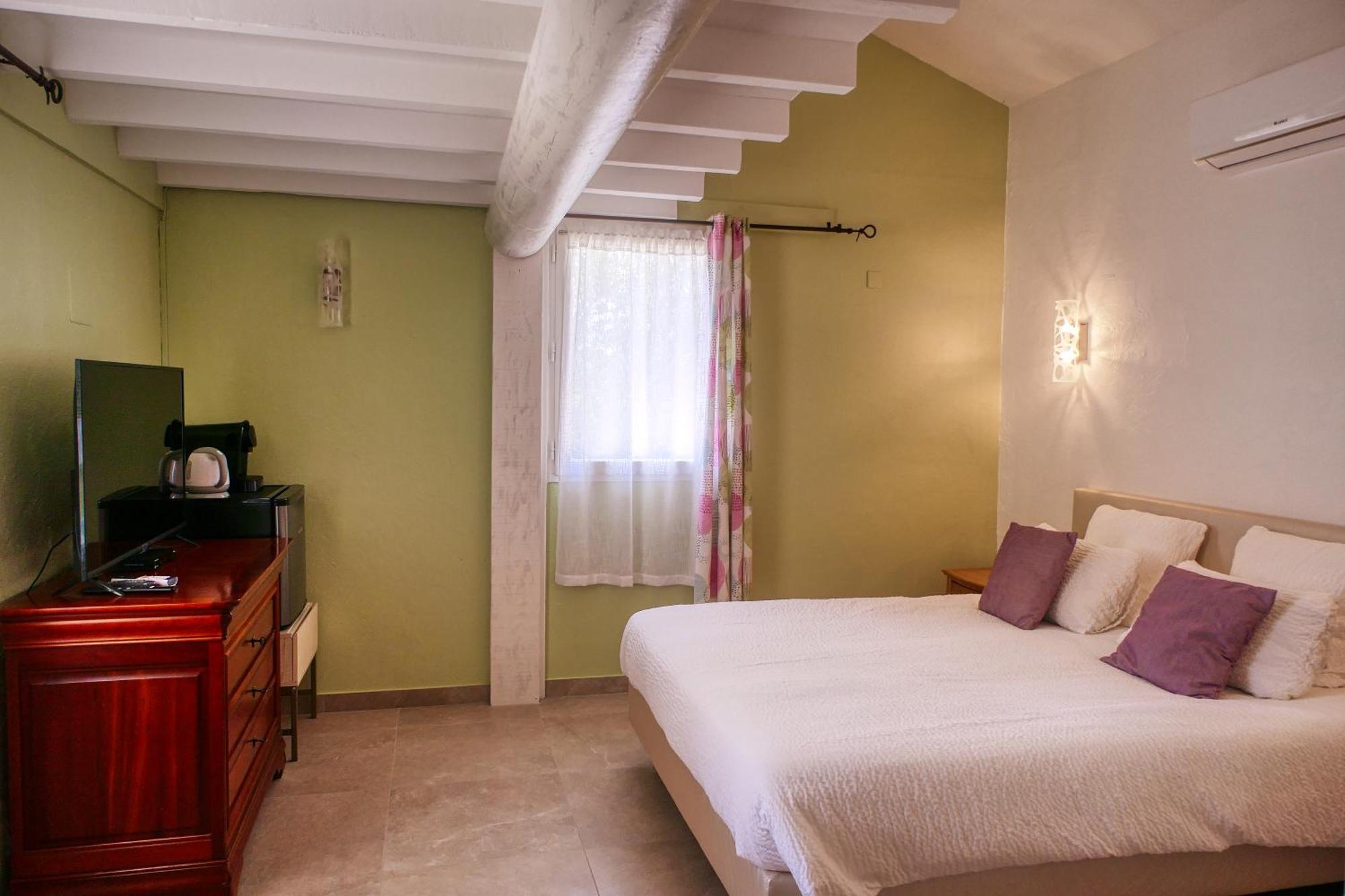 Le Hameau Fleur De Pierres , Chambre , Gite Et Table D'Hotes Murs  Bagian luar foto