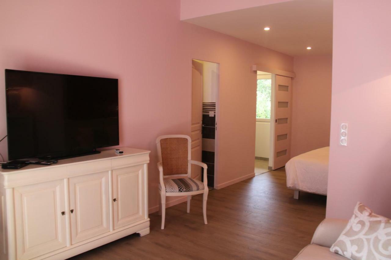 Le Hameau Fleur De Pierres , Chambre , Gite Et Table D'Hotes Murs  Bagian luar foto